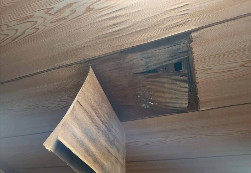 天井の剥がれ　雨漏りの被害